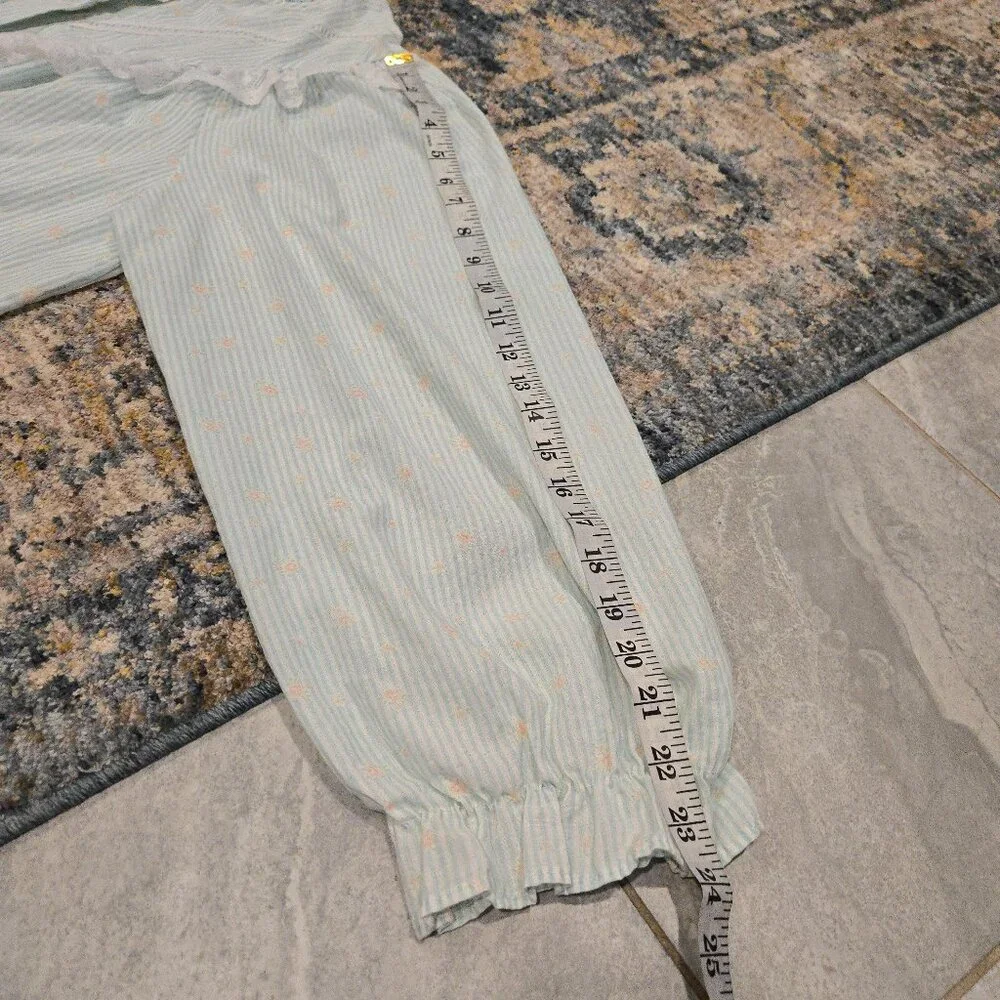 Vintage 80's Ruffles and Lace Lounge Housecoat - Picture 11 of 12